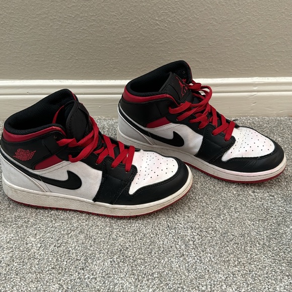 Air Jordans size- Youth 6 - Picture 3 of 9